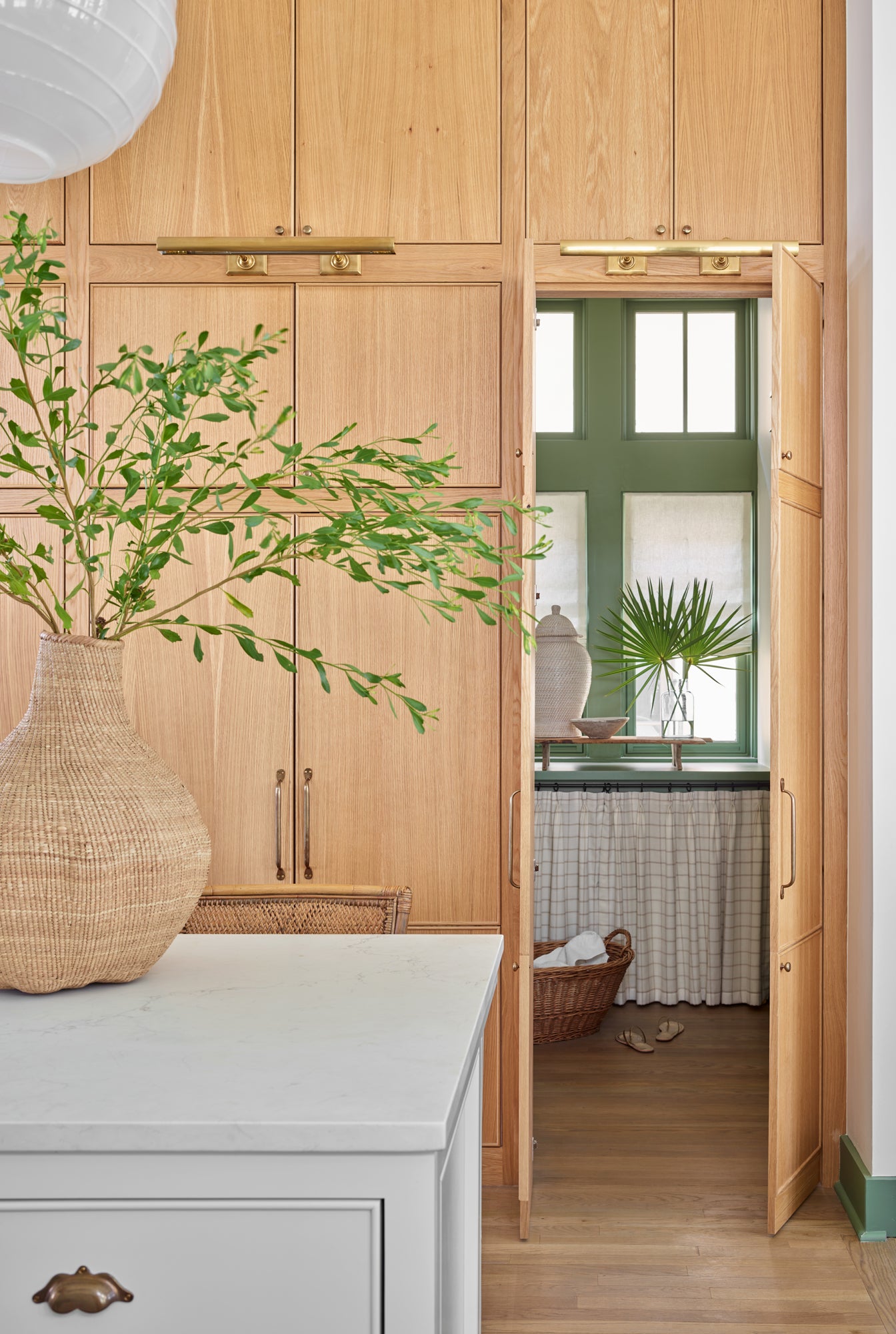 30" Cabinet Maker's Picture Light, Hand-Rubbed Antique Brass